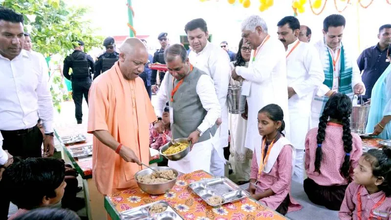 सहारनपुर में बच्चों संग घुले-मिले CM योगी, अपने हाथों से परोसा भोजन और बांटी चॉकलेट