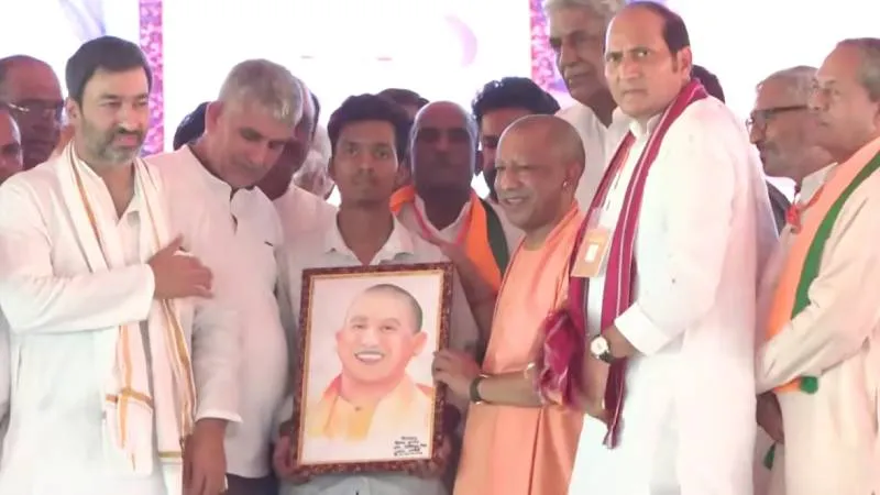 शामली: CM योगी की जनसभा में दिखा खास पल, युवक की पेंटिंग देख मंच पर बुलाया और पीठ थपथपाई