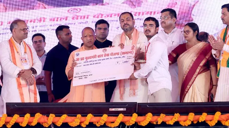 बांदा में CM योगी ने दी बड़ी सौगात, लाभार्थियों को चेक और आवास की चाबी वितरित की