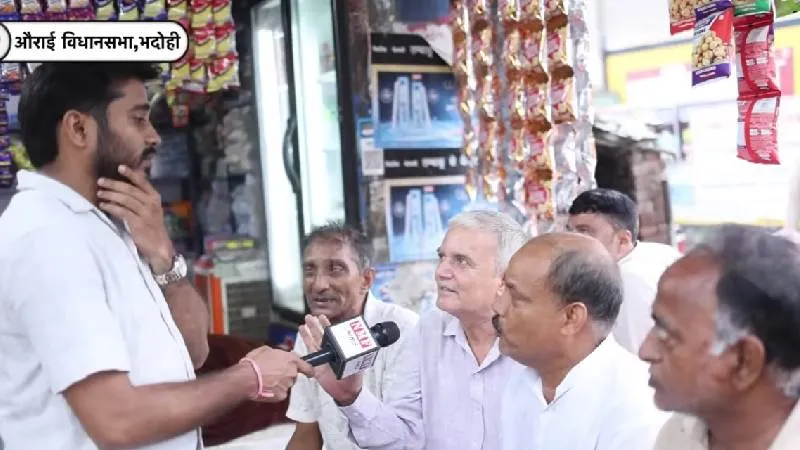 भदोही की चाय दुकान पर छिड़ गई बहस: '27 में योगी या अखिलेश? जनता ने खोल दिए राज!