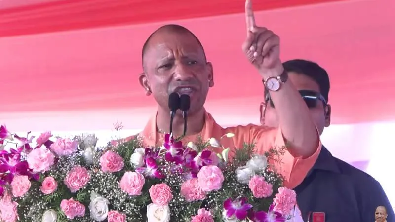 घर, रोजगार और लैपटॉप की सौगात, अमरोहा में लाभार्थियों को CM योगी ने किया सम्मानित