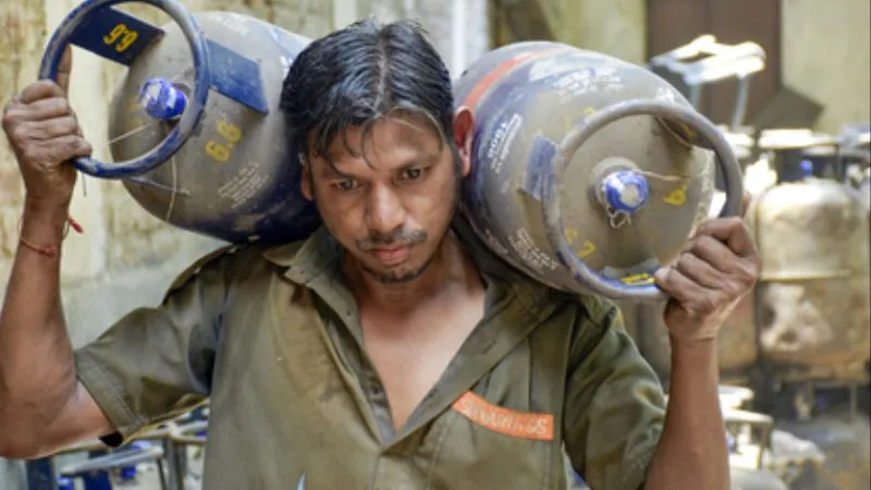 LPG Price: महंगाई से मिली राहत! आज से कम दाम में मिलेगा गैस सिलेंडर, चेक करें नया रेट
