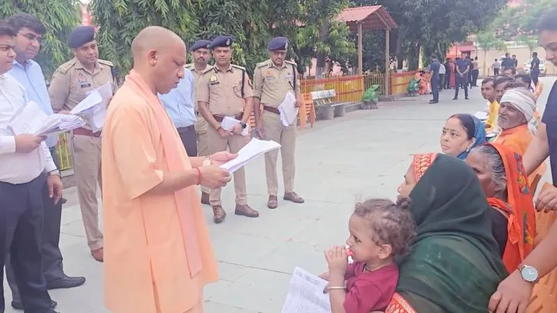 ‘चिंता मत करें, हर समस्या का होगा समाधान’, जनता दर्शन में बोले CM योगी