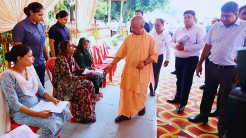 जनता दर्शन में CM योगी ने सुनीं 200 लोगों की समस्याएं, बोले-हर व्यक्ति की समस्या का समाधान सरकार की प्राथमिकता