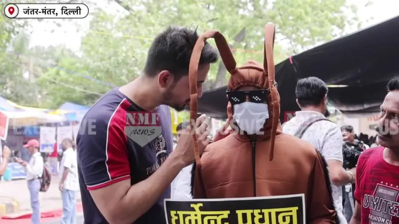 Jantar-Mantar पर ‘Cockroach Man’ का बवाल, वजह जानकर दंग रह जाएंगे आप!