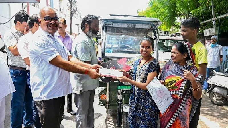 CM योगी से मिली खुशी, दिव्यांग के परिवार को मिला नया ई-रिक्शा, खत्म हुई रोजी-रोटी की चिंता