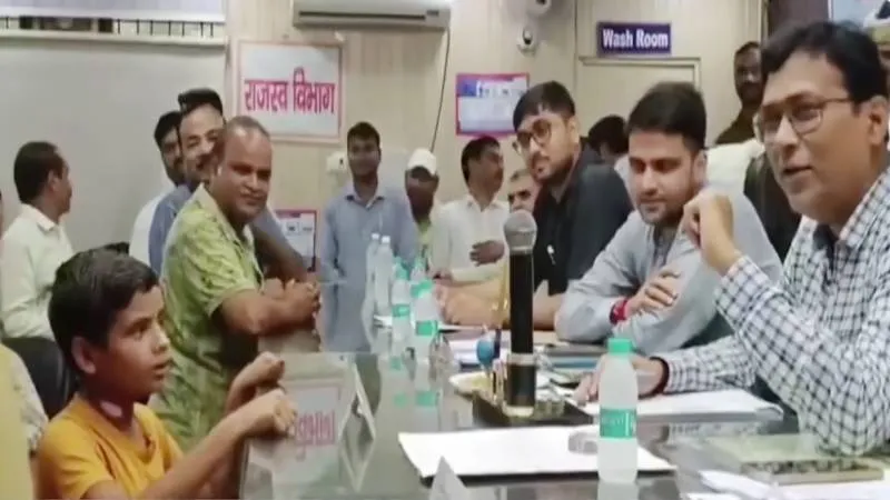 सामने बेठे थे जिले के सबसे बड़े अधिकारी, 13 साल के Amitabh ने कर दी कमिशन की बात!