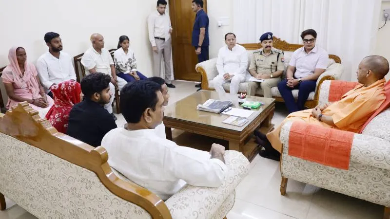 दलित छात्रा ललिता गौतम के परिजनों से CM योगी ने की मुलाक़ात, दोषियों को कड़ी सजा दिलाने के दिए निर्देश