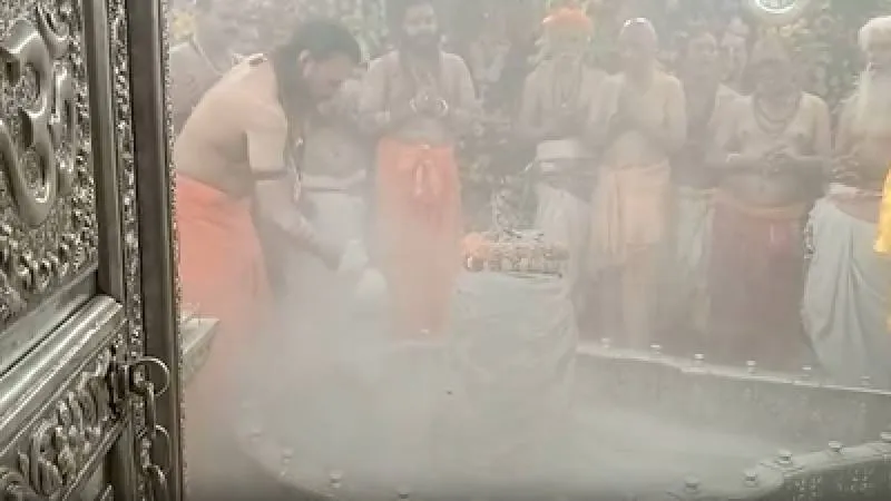 सावन के पहले दिन महाकाल मंदिर में उमड़ा आस्था का सैलाब, भस्म आरती में शामिल हुए रजत पाटीदार और गायक दीप मनी