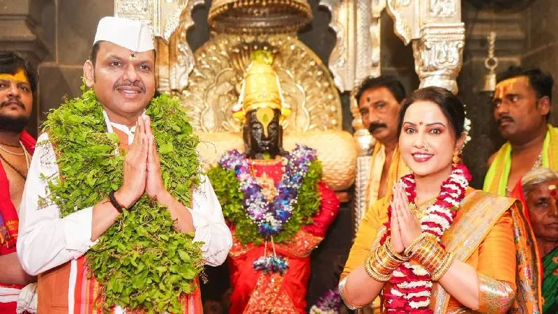 आषाढ़ी एकादशी पर विट्ठल भक्ति में डूबा महाराष्ट्र, सीएम फडणवीस ने मंदिर में की पूजा-अर्चना, कई अन्य नेताओं ने दी शुभकामनाएं