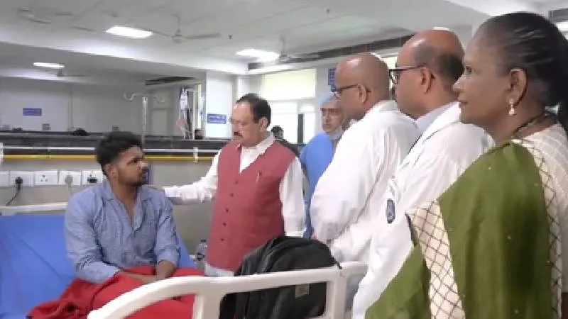 केंद्रीय मंत्री जेपी नड्डा ने आरएमएल और लेडी हार्डिंग अस्पतालों का किया दौरा, घायलों से की मुलाकात
