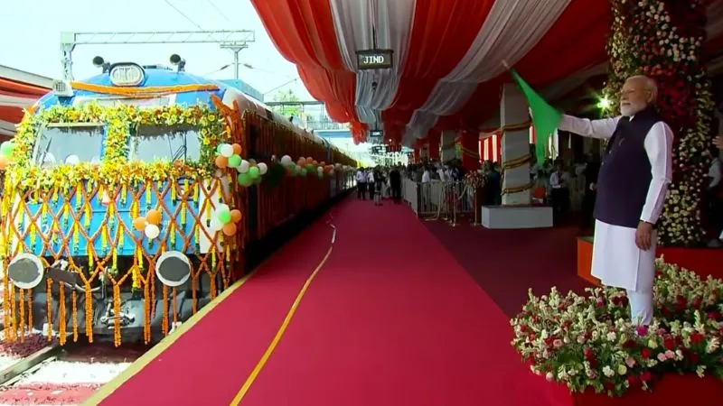 Hydrogen Train: देश को मिली पहली हाइड्रोजन ट्रेन, PM मोदी ने दिखाई हरी झंडी, जानिए किराए से लेकर रूट तक सबकुछ
