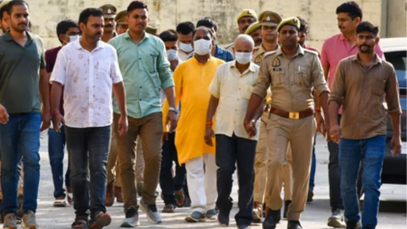 टॉयलेट में कैश, कई ठिकानों पर खपाए पैसे! राम मंदिर चंदा कांड में सनसनीखेज खुलासे
