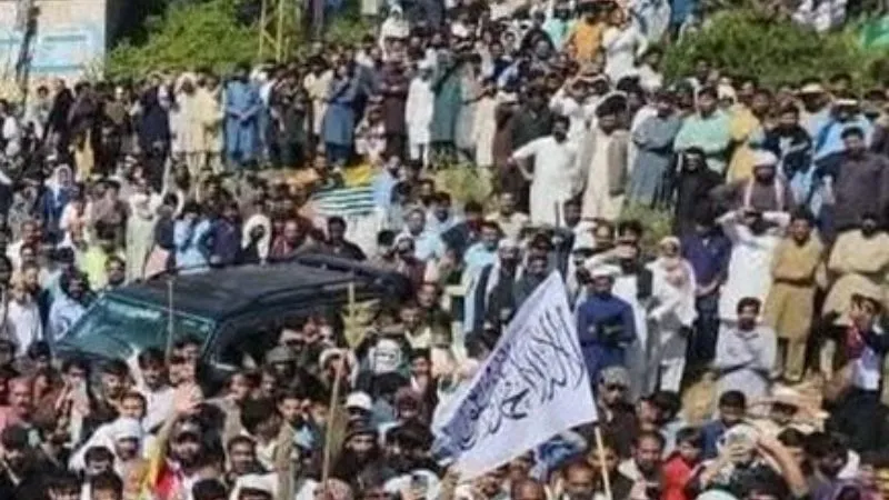 PoK में पाक फौज ने बर्बरता की सारी हदें की पार, निहत्थे लोगों पर बरसाईं ताबड़तोड़ गोलियां, 40 से ज्यादा की हुई मौत, VIDEO