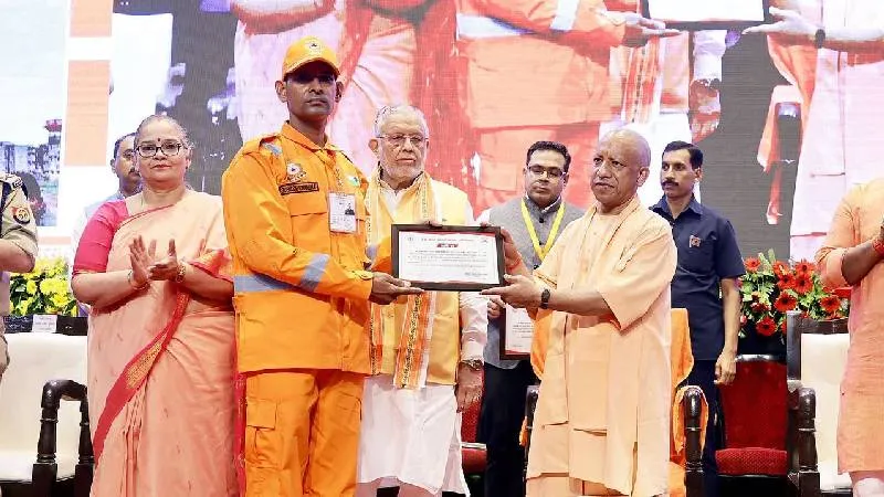 जान बचाने वाले आठ जांबाजों को CM योगी ने किया सम्मानित, बोले- आपदा प्रबंधन के लिए धन की कमी नहीं
