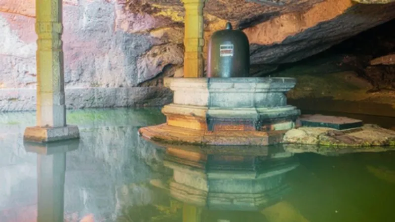 केदारेश्वर गुफा मंदिर : दुनिया के अंत का प्रतीक, यहां कलयुग का आखिरी स्तंभ भी मौजूद