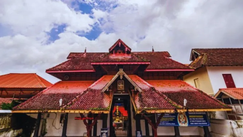 कहां है ये अद्भुत मंदिर, जहां 8 रूप में हैं शिव, निकलता है साढ़े सात स्वर्ण हाथियों का जुलूस