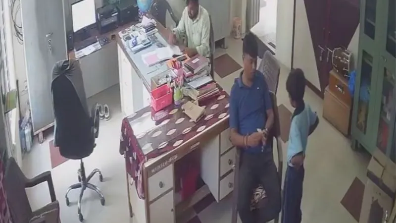 स्कूल में 'टीचर' का शर्मनाक खेल! 7वीं के बच्चे से पढ़ाई के वक्त मंगवाई शराब, प्रिंसिपल ने रंगे हाथ पकड़ा