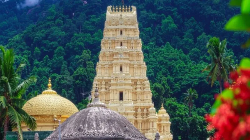 श्री वराह लक्ष्मी नरसिम्हा स्वामी मंदिर: दो स्वरूपों में विराजमान हैं भगवान विष्णु, जानें क्यों साल भर लगा रहता है चंदन का लेप?