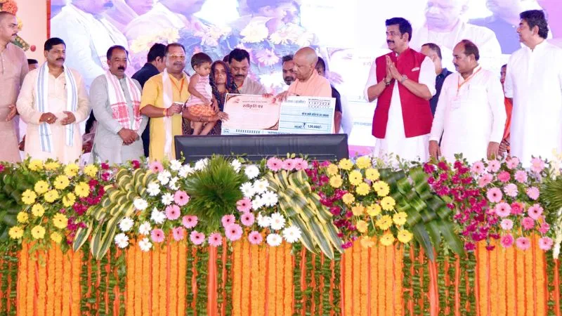 लाभार्थियों को मिले प्रमाण पत्र, चेक और स्वीकृति पत्र