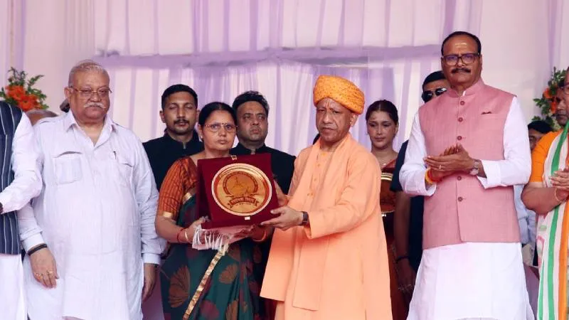 स्वतंत्रता दिवस पर सीएम योगी ने शहीदों के परिजनों का किया सम्मान, शौर्य और बलिदान को नमन