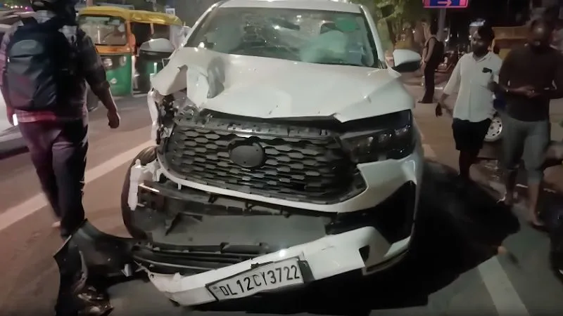 डिवाइडर से टकराई स्विफ्ट, रेलिंग पार कर इनोवा से भिड़ी... दिल्ली के ITO में भीषण सड़क हादसा, दो विधायक समेत कई घायल
