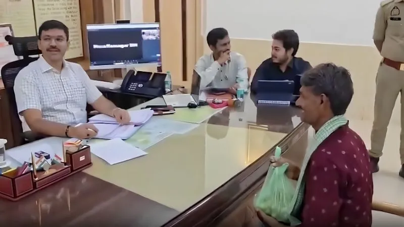 3 साल से अटका था काम, DM ने कराया पूरा तो किसान ने दिया ऐसा तोहफा, देखकर अफसर ने कहा- इससे अनमोल कुछ नहीं