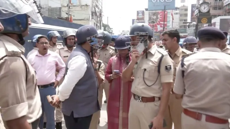 बिहार में फिर आमने सामने सरकार और छात्र, CM आवास घेराव की कोशिश, बैरिकेडिंग तोड़ आगे बढ़े, जानें क्या हैं मांगें