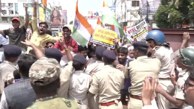 बिहार में फिर आमने सामने सरकार और छात्र, CM आवास के घेराव की कोशिश, बैरिकेडिंग तोड़ आगे बढ़े, जानें क्या हैं मांगें