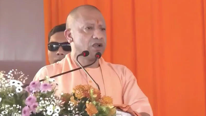 'ये गिरगिट की तरह रंग बदलने वाले...', CM योगी का अखिलेश यादव पर सीधा वार, मायावती की तारीफ में कही बड़ी बात