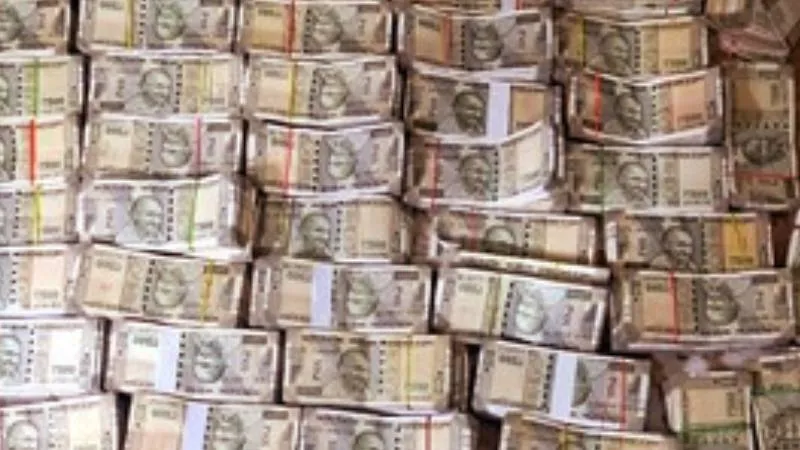 बेंगलुरु में कार से करीब 9 करोड़ रुपये कैश जब्त, सोना कारोबारी हिरासत में, घर से भी मिले 1.35 करोड़