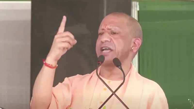 देवरिया में CM योगी का सपा-कांग्रेस पर बड़ा हमला, बोले- 2017 से पहले न सुरक्षा थी, न विकास