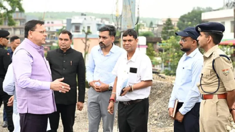 अचानक नंदा की चौकी पुल एप्रोच रोड का निरीक्षण करने पहुंचे CM धामी, निर्माण कार्य में लगे अधिकारियों की तारीफ की