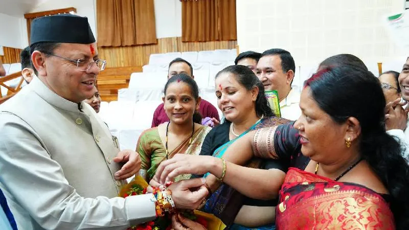 महिलाओं ने CM धामी को बांधी राखी, ‘सशक्त बहना उत्सव योजना’ से मिलेगा रोजगार को बढ़ावा