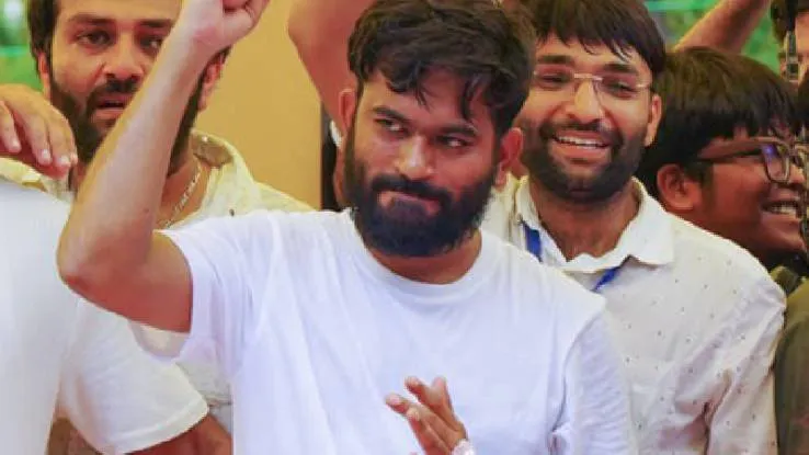 महाराष्ट्र: लातूर के सरकारी स्कूल में बवाल, अभिजीत दिपके और अजिंक्य शिंदे समेत 5 पर केस
