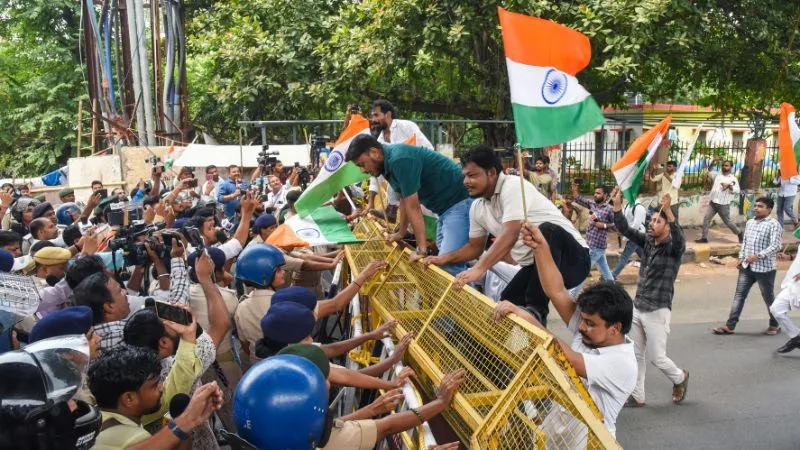 बिहार में एक और आंदोलन की भड़की चिंगारी..पटना में PhD डिग्री धारकों के लोकभवन मार्च को पुलिस ने रोका, आमरण अनशन जारी