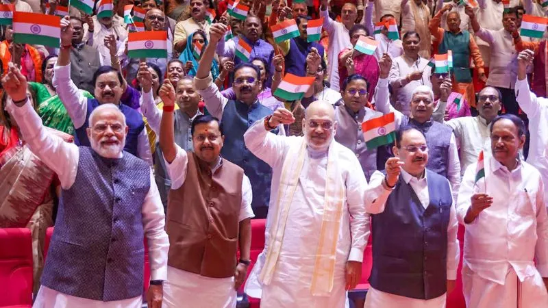 PM मोदी संग NDA सांसदों की मंगल बैठक में लहराया तिरंगा, गठबंधन में एकजुटता का दिया गया संदेश