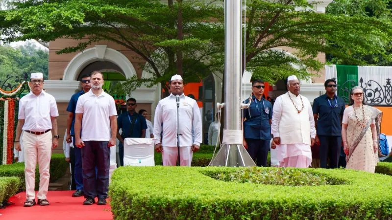 कांग्रेस मुख्यालय में हुआ वंदेमातरम् का अपमान? शिकायत दर्ज, जेल जा सकती हैं सोनिया गांधी! जानें क्या है नया कानून