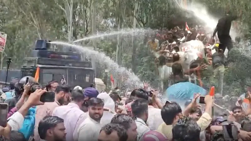 JPSC प्रदर्शन: पानी की बौछार पड़ते ही झूम उठे छात्र, रांची में Gen-Z का पटना वाला अंदाज, छा गया Video