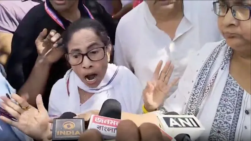 'चोर, डकैतों की रानी...', बंगाल की पूर्व CM ममता बनर्जी के काफिले पर हमला, गुस्साई भीड़ ने कीचड़ फेंके, चप्पलों से धावा बोला