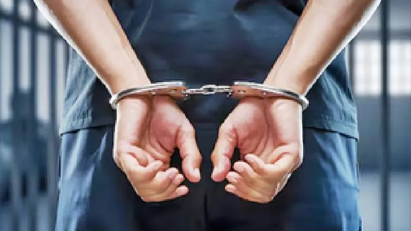 जम्मू कश्मीर: शोपियां में सुरक्षा बलों की बड़ी कार्रवाई, हिजबुल के पोस्टर और ग्रेनेड के साथ 3 गिरफ्तार