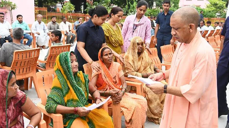 जनता दर्शन में CM योगी ने करीब 200 लोगों की सुनी फरियाद, बोले- बिना भेदभाव होगा हर समस्या का समाधान