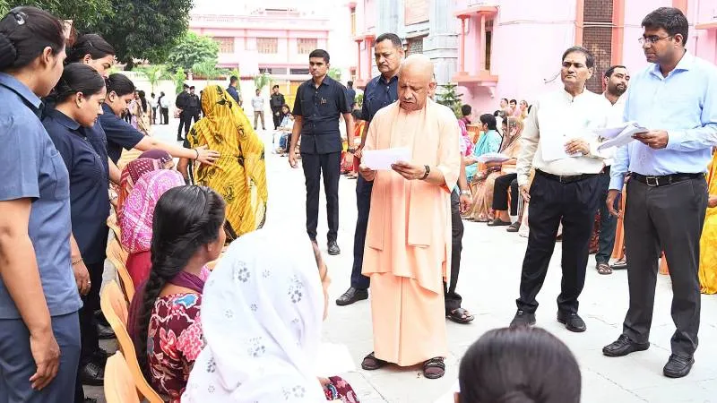 गोरखपुर : जनता दर्शन में CM Yogi ने सुनीं करीब 200 लोगों की समस्याएं, बोले-घबराइए मत, समाधान जरूर होगा