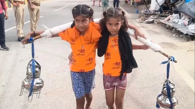 कंधों पर कांवड़, दिल में माता-पिता की लंबी उम्र की चाह… नन्हीं महक-अनन्या हरिद्वार से पैदल लेकर पहुंची 11 लीटर जल