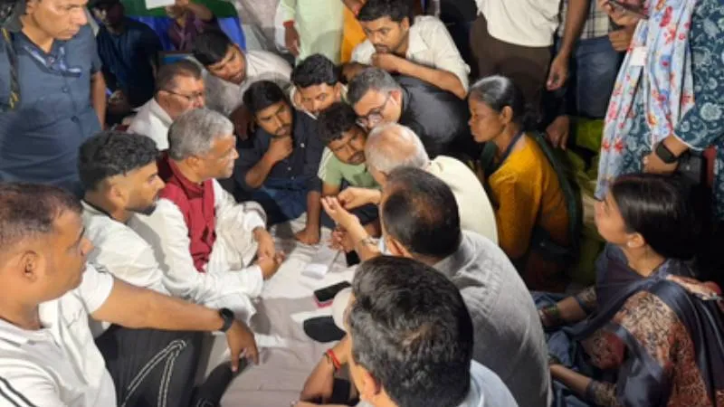 JPSC Protest: आंदोलनकारी छात्रों से मिले बाबूलाल मरांडी, बोले- CBI जांच से कम कुछ मंजूर नहीं