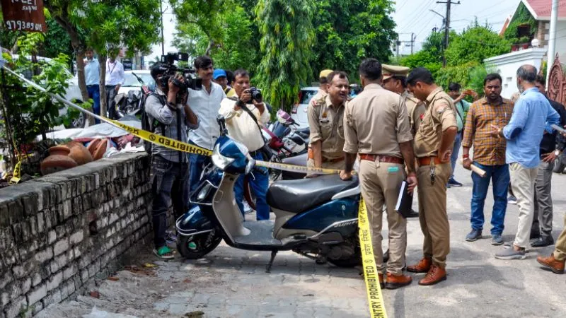 लखनऊ: बीच सड़क बैंक मैनेजर पत्नी की हत्या की, घर जाकर बहन को भी मारा और फिर कर ली खुदकुशी, ट्रिपल मर्डर से सनसनी