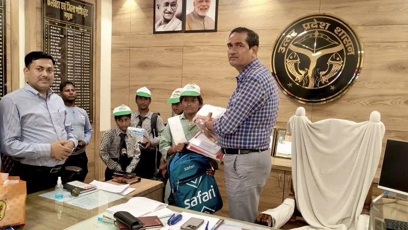 भोलेनाथ से फीस माफी की मन्नत के लिए चार बच्चों ने उठाई कांवड़, तो DM ने सीधे दफ्तर क्यों बुलाया?