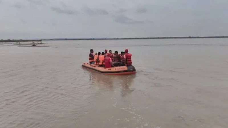 नेपाल में भयंकर बाढ़ के बाद महाराजगंज हाई अलर्ट, DM-SP ने नाव से गंडक नदी का किया निरीक्षण