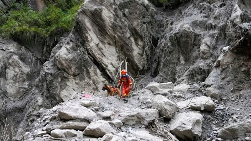 बाढ़ के तेज बहाव में बह गया पूरा घर, अंदर थीं मां-बेटी; वायरल वीडियो देख खड़े हो जाएंगे रोंगटे