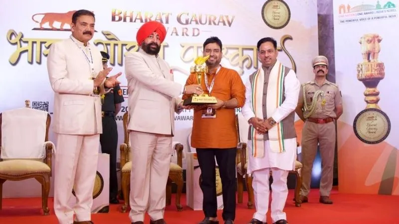 राष्ट्रवादी पत्रकारिता में गाड़ा झंडा...'भारत यूथ अवार्ड' से सम्मानित हुए NMF News के डायरेक्टर परमानंद खेतान, उत्तराखंड के राज्यपाल ने दिया सम्मान